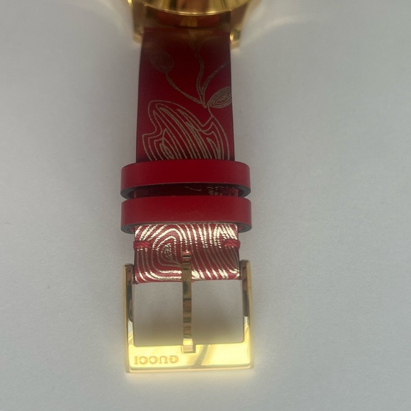 Gucci Women's Watch in Red and Gold with Butterfly Design - Picture 4 of 6